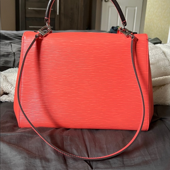 Louis Vuitton Cluny MM - NWT!! - Picture 2 of 11